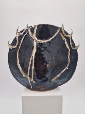 Noctule. Vue de face sur un piédestal.