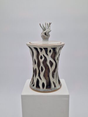 Emanation, sur un piédestal.