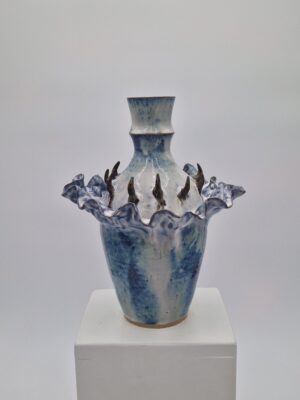 Chimère, sur un piédestal.