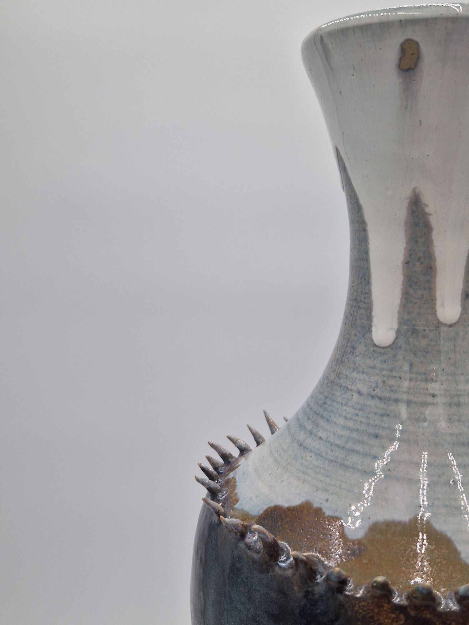 Monomanie, vue du profil. Vue de la pièce d'art contemporain, semi-rapprochée.